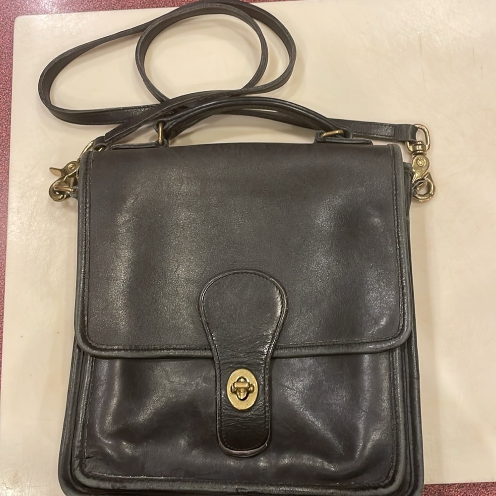 COACH Vintage Station Bag. Dark Navy Leather. USED Shoulder Bag.